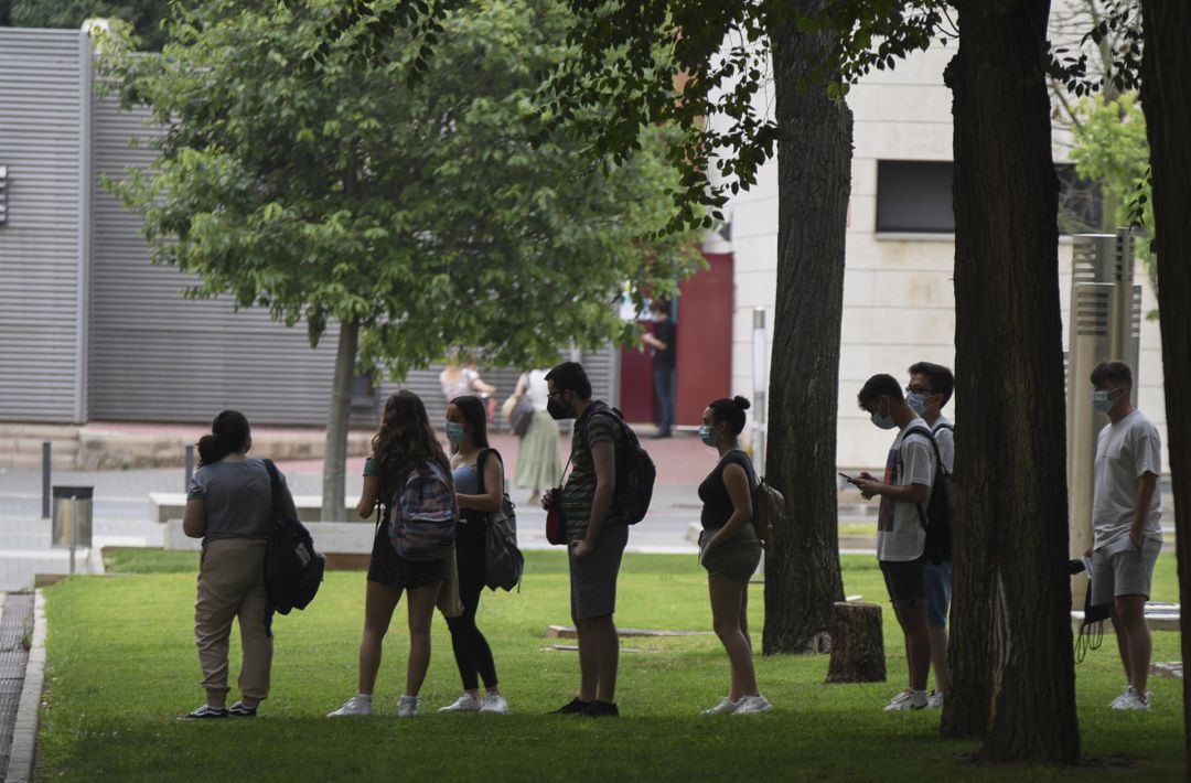 Un grupo de estudiantes, en el campus de la Universidad Politécnica de Valencia, el día del comienzo de los exámenes de selectividad 2021 Un grupo de estudiantes, en el campus de la Universidad Politécnica de Valencia, el día del comienzo de los exámenes de selectividad 2021