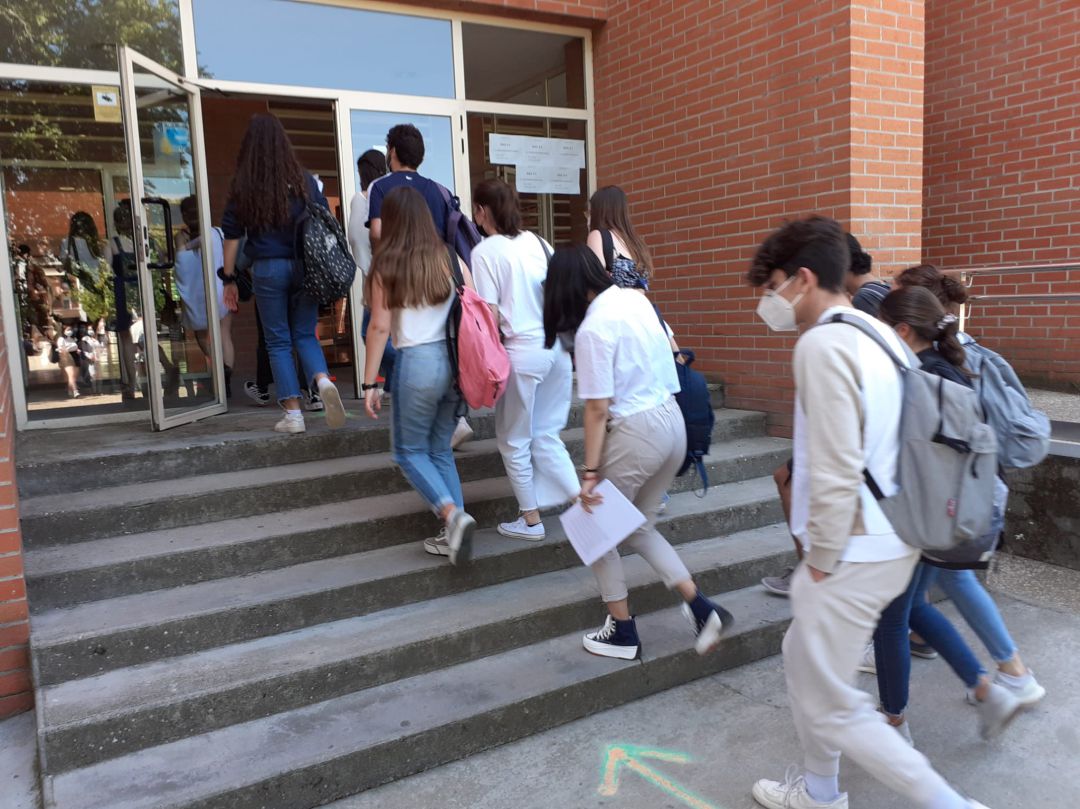 Estudiantes accediendo a un centro donde se celebran las pruebas de selectividad Estudiantes accediendo a un centro donde se celebran las pruebas de selectividad