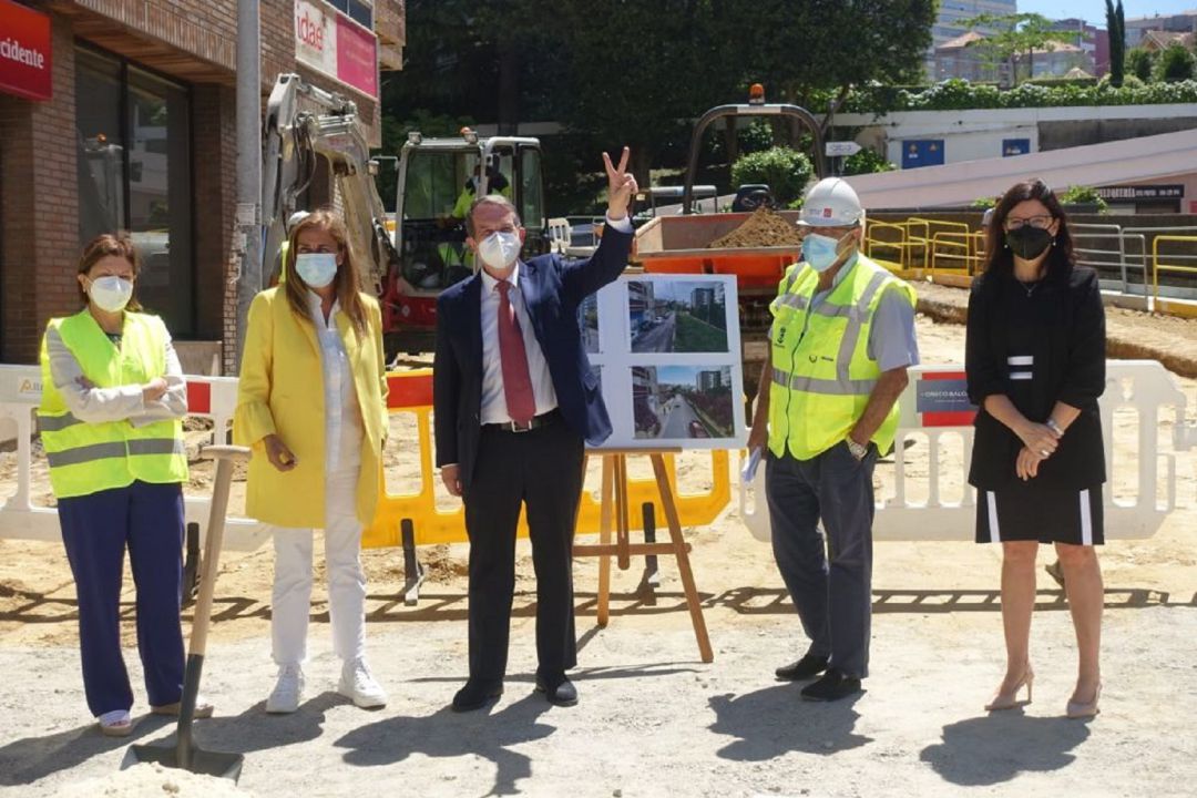 El alcalde participó este miércoles en el acto simbólico de colocación de la primera piedra de las obras de humanización en las dos calles El alcalde participó este miércoles en el acto simbólico de colocación de la primera piedra de las obras de humanización en las dos calles