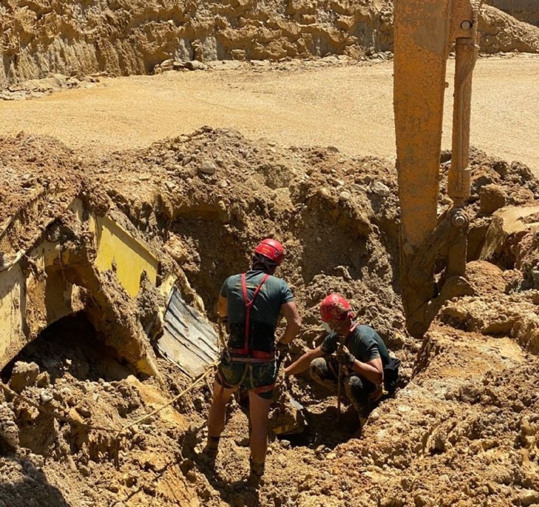Labores de rescate del cuerpo del trabajo atrapado por el lodo en una cantera de Villanueva de la Reina. Labores de rescate del cuerpo del trabajo atrapado por el lodo en una cantera de Villanueva de la Reina.