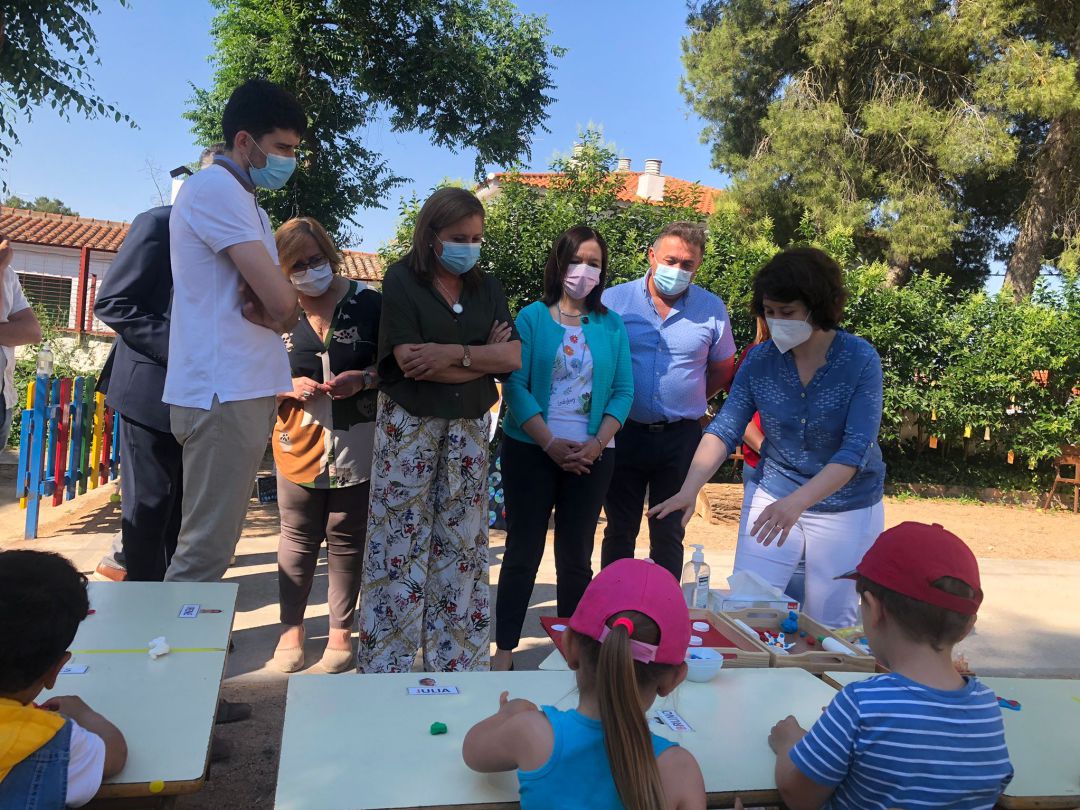 Visita de Rosa Ana Rodríguez, consejera de Educación, Cultura y Deportes, al CRA Alciares de Cinco Casas.
Visita de Rosa Ana Rodríguez, consejera de Educación, Cultura y Deportes, al CRA Alciares de Cinco Casas.