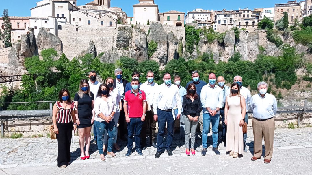 Prieto (en el centro, con camisa blanca) junto a los concejales y alcaldes que han contribuido a recoger avales Prieto (en el centro, con camisa blanca) junto a los concejales y alcaldes que han contribuido a recoger avales