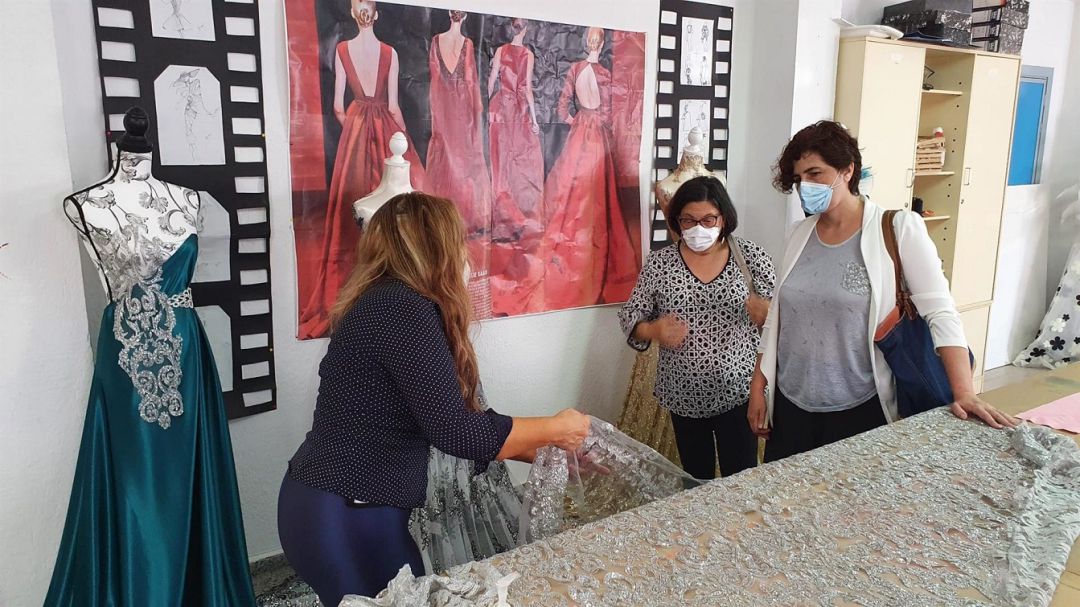 La delegada de diversidad funcional del Ayuntamiento de Mérida Susana Fajardo se interesa por el taller de costura La delegada de diversidad funcional del Ayuntamiento de Mérida Susana Fajardo se interesa por el taller de costura