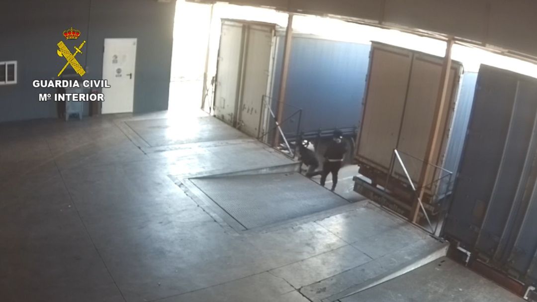 Momento en el que se produjo el robo en los muelles de carga Momento en el que se produjo el robo en los muelles de carga
