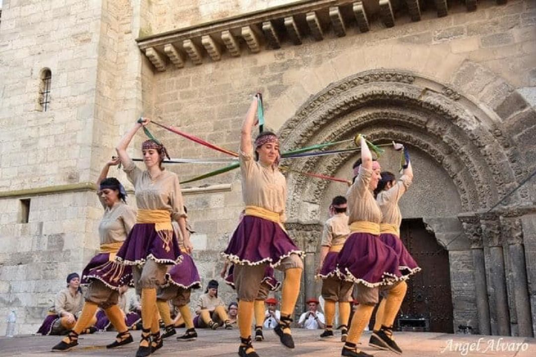 Danzaris de Tudela durante la representación del Paloteado del Casco Viejo. Danzaris de Tudela durante la representación del Paloteado del Casco Viejo.