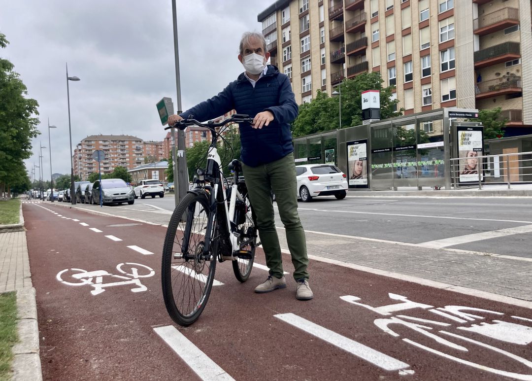 El concejal de Movilidad y Espacio Público, Raimundo Ruiz de Escudero, sobre un nuevo bidegorri ya reformado, en el tramo desde la rotonda de Polvorín Viejo hasta la de la calle Florida El concejal de Movilidad y Espacio Público, Raimundo Ruiz de Escudero, sobre un nuevo bidegorri ya reformado, en el tramo desde la rotonda de Polvorín Viejo hasta la de la calle Florida