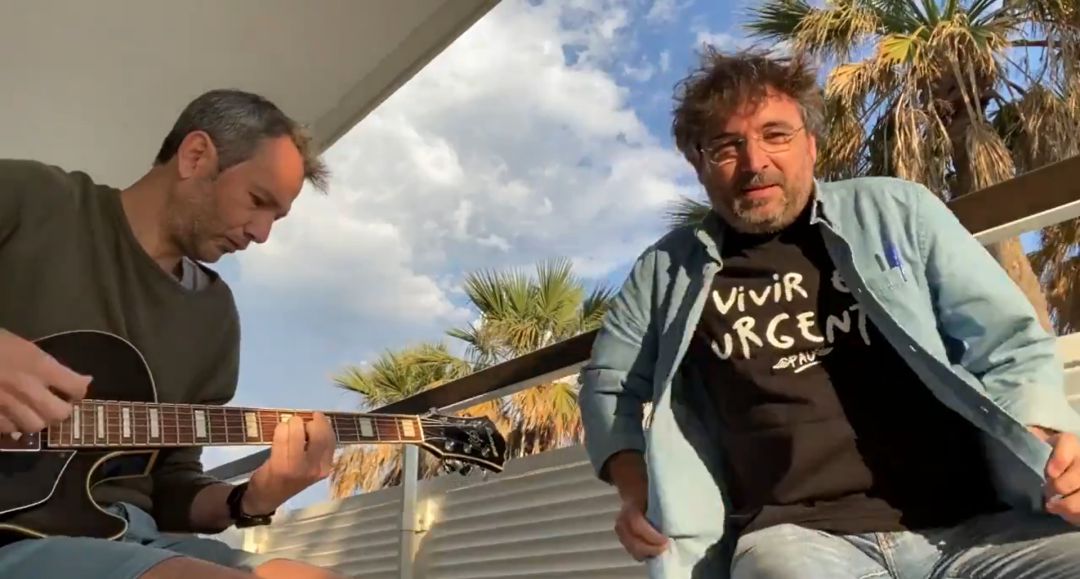 Jordi Évole canta en honor a su amigo Pau Donés. Jordi Évole canta en honor a su amigo Pau Donés.