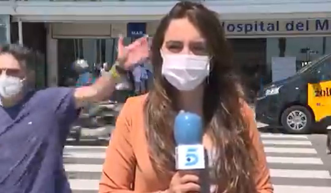 "¿Qué tienes, cinco años?": una cámara abronca a un hombre por lo que hace detrás de su compañera periodista "¿Qué tienes, cinco años?": una cámara abronca a un hombre por lo que hace detrás de su compañera periodista