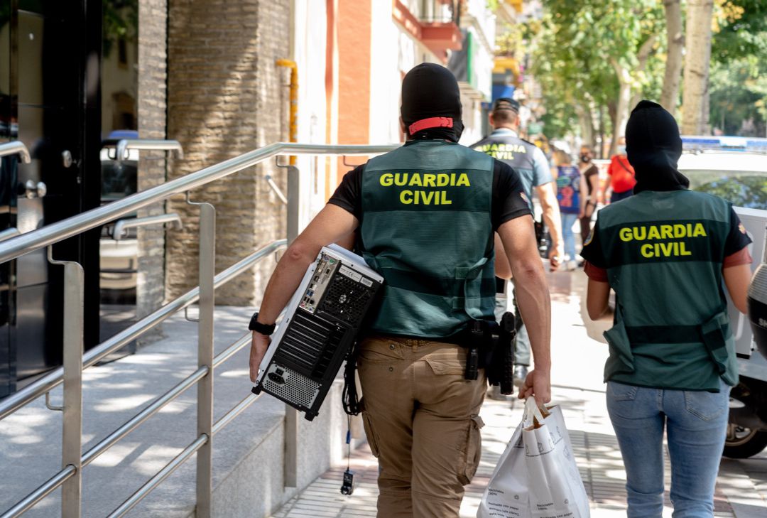 Guardias civiles en una operación en Sevilla Guardias civiles en una operación en Sevilla