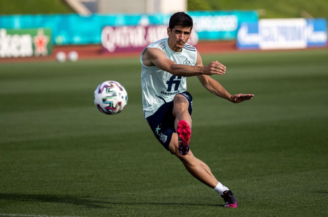 El jugador de la selección española de fútbol Gerard Moreno, durante el entrenamiento celebrado este miércoles en la Ciudad del Fútbol en Las Roza, en Madrid. El jugador de la selección española de fútbol Gerard Moreno, durante el entrenamiento celebrado este miércoles en la Ciudad del Fútbol en Las Roza, en Madrid.