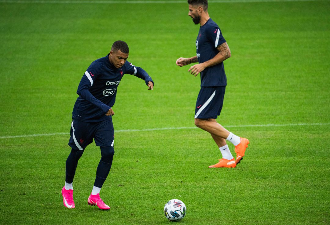 Mbappé y Giroud, durante un entrenamiento de la selección francesa Mbappé y Giroud, durante un entrenamiento de la selección francesa