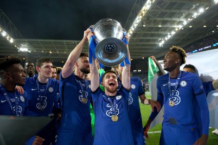 Jorginho, jugador del Chelsea y de la selección italiana, alzando el trofeo de la Champions League Jorginho, jugador del Chelsea y de la selección italiana, alzando el trofeo de la Champions League