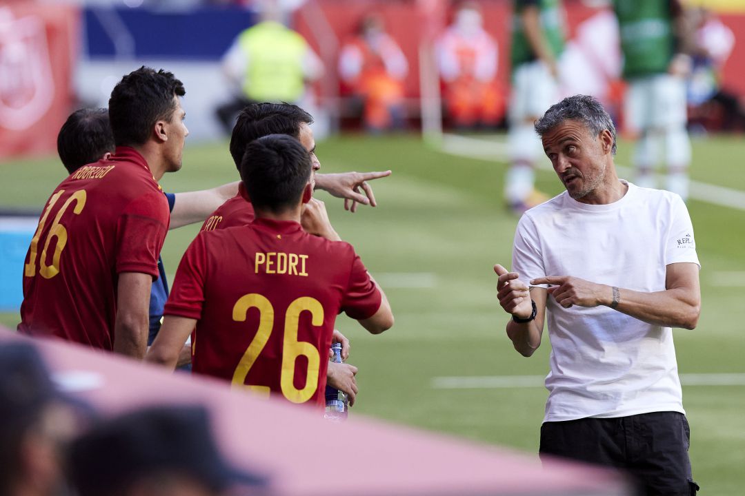 Luis Enrique conversa con sus jugadores en un partido de España. Luis Enrique conversa con sus jugadores en un partido de España.
