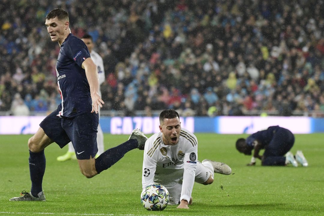 Eden Hazard cae lesionado tras una entrada de Thomas Meunier Eden Hazard cae lesionado tras una entrada de Thomas Meunier
