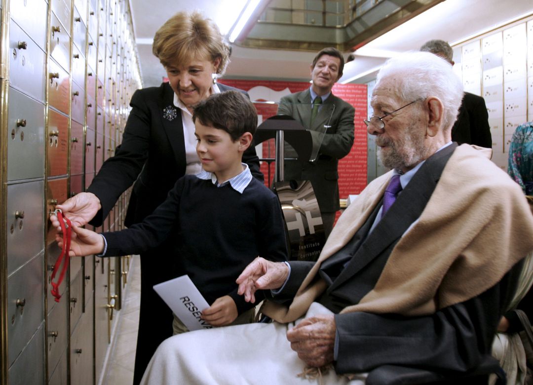 El cineasta Luis García Berlanga, junto a su nieto y a la directora del Instituto Cervantes, Carmen Caffarel, durante el acto de entrega de su legado a la Caja de las Letras de la institución. El cineasta Luis García Berlanga, junto a su nieto y a la directora del Instituto Cervantes, Carmen Caffarel, durante el acto de entrega de su legado a la Caja de las Letras de la institución.