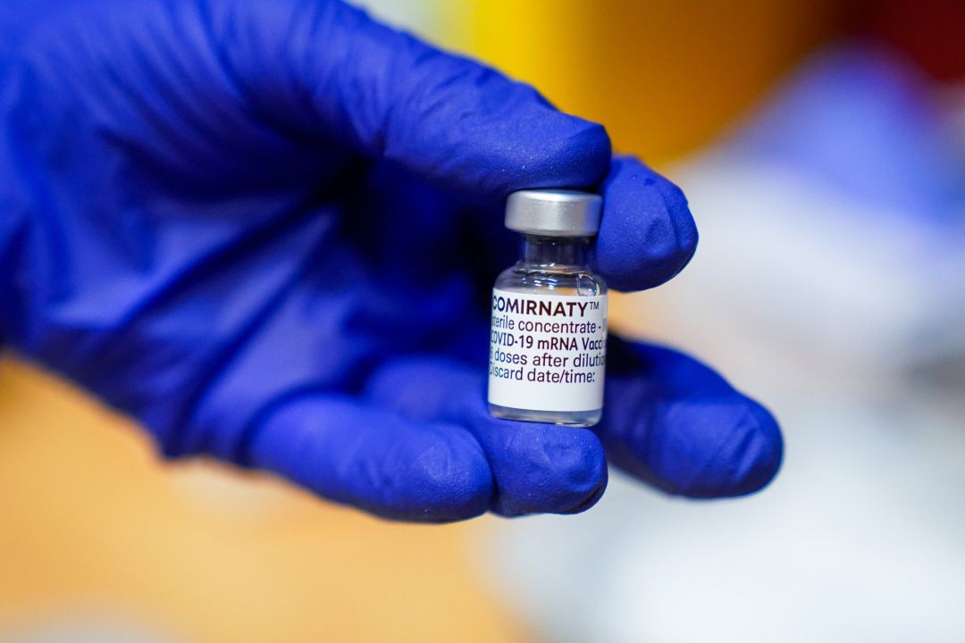 Un empleado sanitario muestra una dosis de la vacuna de Pfizer-BioNTech contra el Covid-19. Un empleado sanitario muestra una dosis de la vacuna de Pfizer-BioNTech contra el Covid-19.