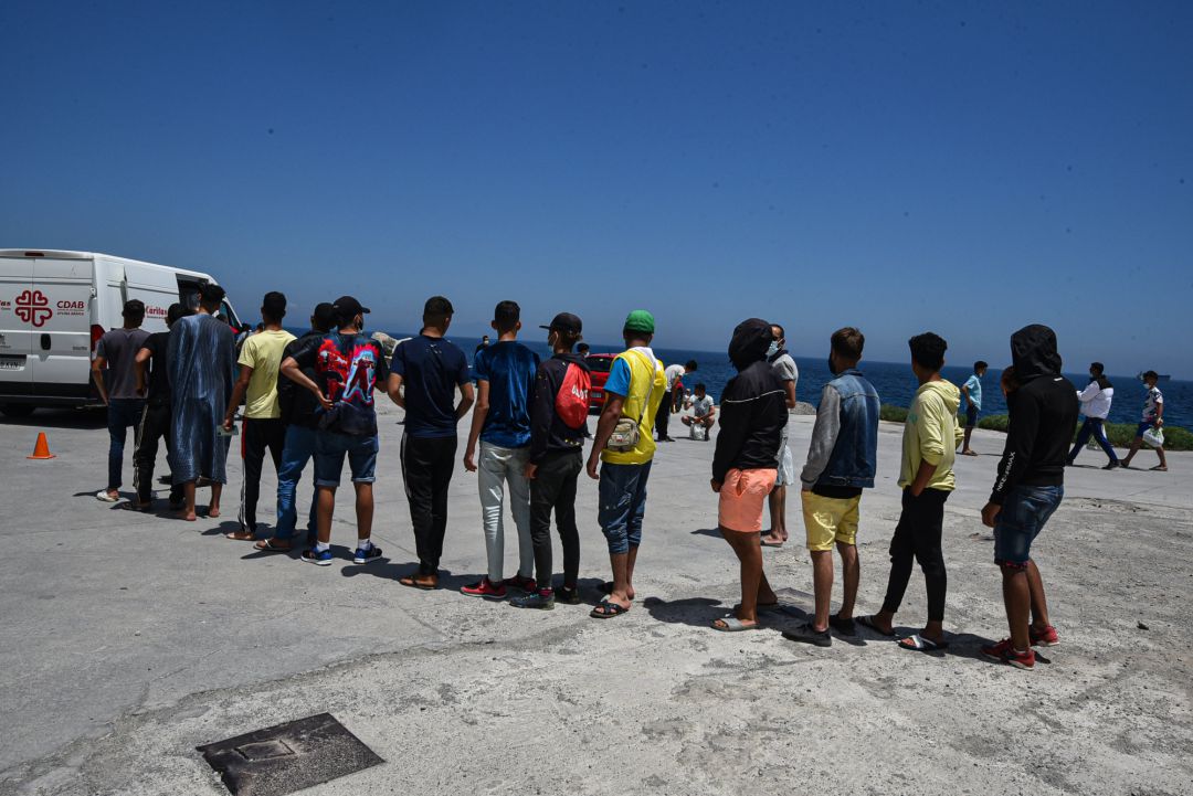 Varios migrantes, que entraron a Ceuta hace 3 semanas hacen cola para recibir alimentos de Cáritas Varios migrantes, que entraron a Ceuta hace 3 semanas hacen cola para recibir alimentos de Cáritas