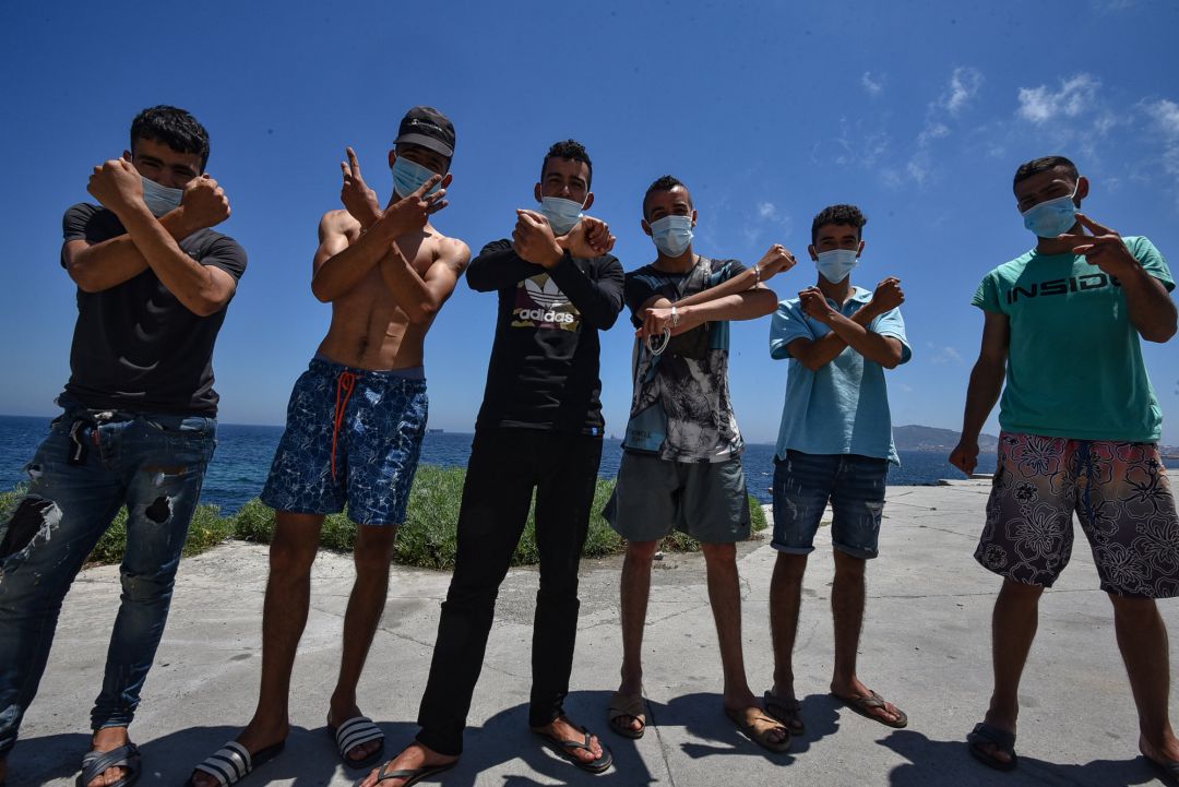 Un grupo de los migrantes que entraron a Ceuta hace 3 semanas, posan mientras esperan para recoger una bolsa de alimentos de Cáritas Un grupo de los migrantes que entraron a Ceuta hace 3 semanas, posan mientras esperan para recoger una bolsa de alimentos de Cáritas