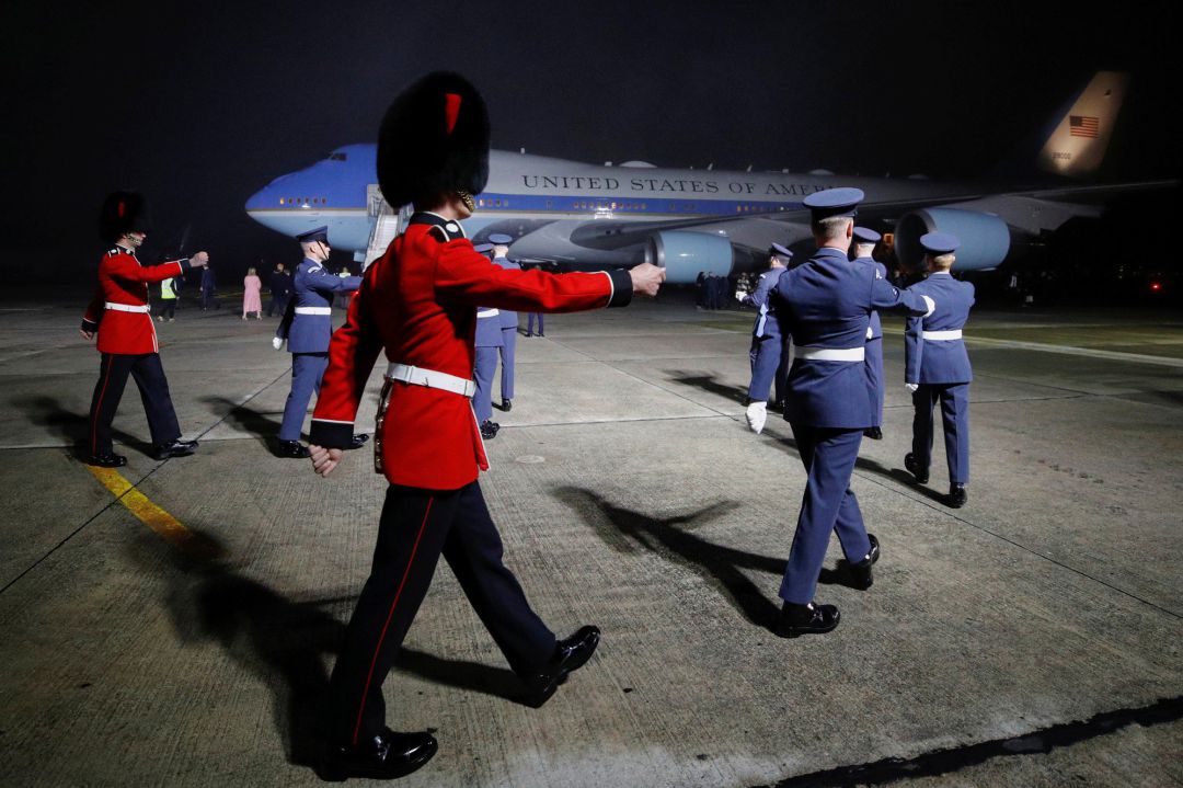 Recibimiento militar a Joe Biden a su llegada a Europa. Recibimiento militar a Joe Biden a su llegada a Europa.