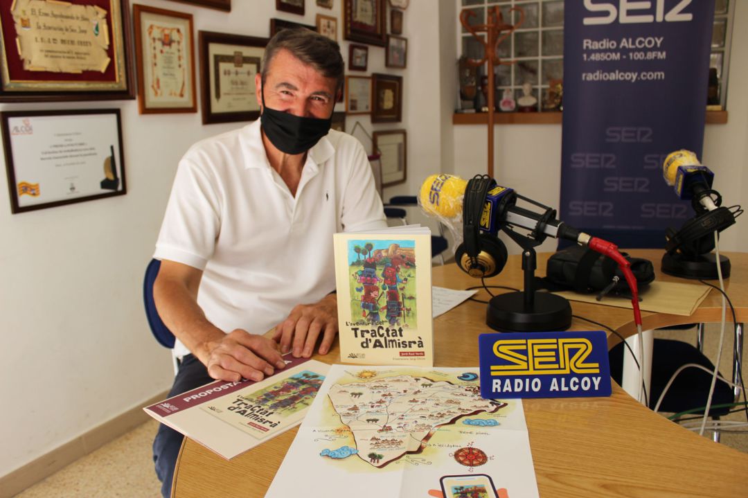 Jordi Raül Verdú, amb el nou llibre, la unitat didàctica i un mapa adjunt Jordi Raül Verdú, amb el nou llibre, la unitat didàctica i un mapa adjunt