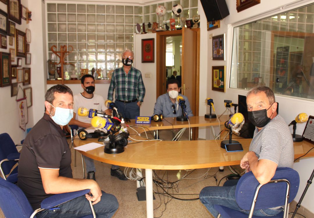 Francisco Adrián García, Jordi Monllor, Jordi Palací y Enrique Belenguer con Paco Aznar en el estudio de Radio Alcoy Francisco Adrián García, Jordi Monllor, Jordi Palací y Enrique Belenguer con Paco Aznar en el estudio de Radio Alcoy