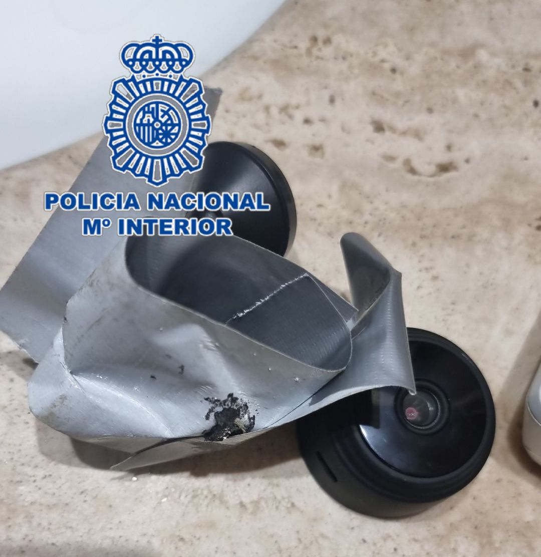 La cámara estaba escondida en la rejilla del techo del baño La cámara estaba escondida en la rejilla del techo del baño