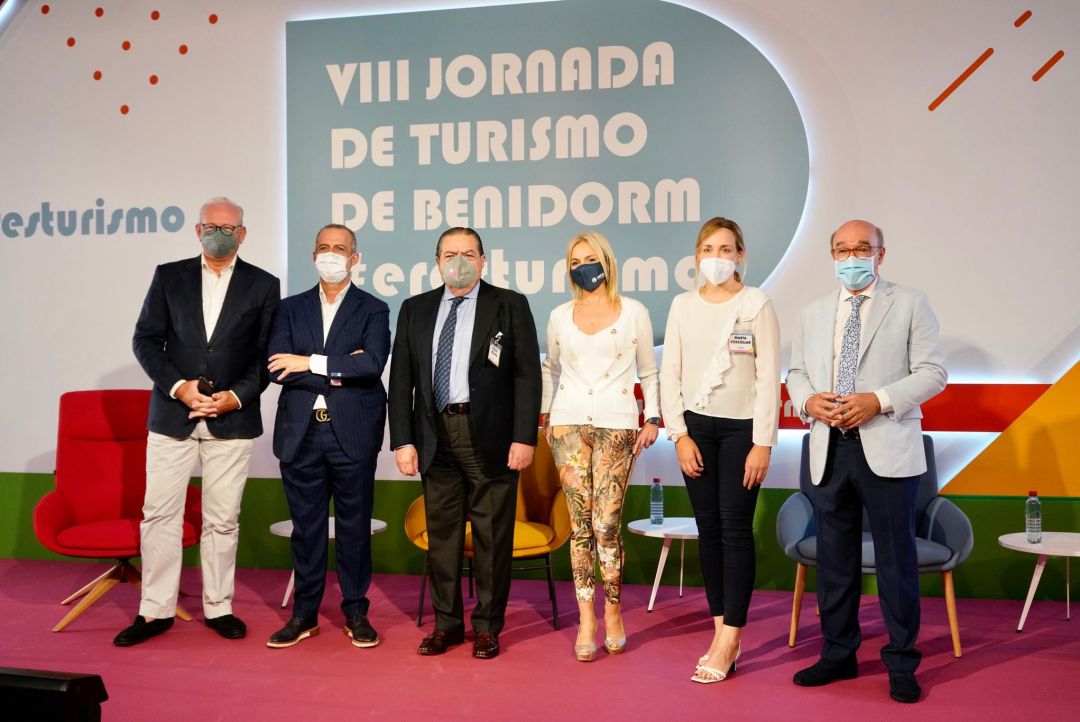 Apertura de la VIII Jornada de Turismo en Benidorm, con los presidentes de las organizaciones colaboradoras. Apertura de la VIII Jornada de Turismo en Benidorm, con los presidentes de las organizaciones colaboradoras.