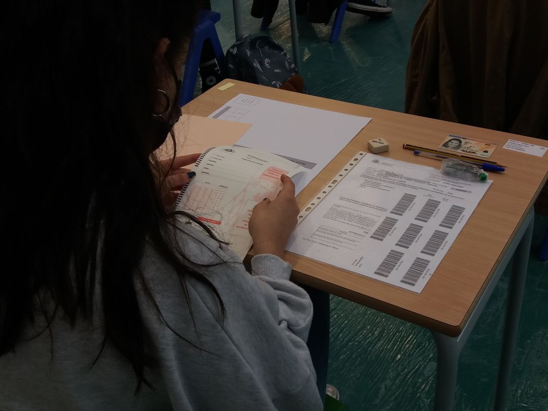 Una estudiante prepara la documentación previa a la realización de uno de sus exámenes de EBAU Una estudiante prepara la documentación previa a la realización de uno de sus exámenes de EBAU
