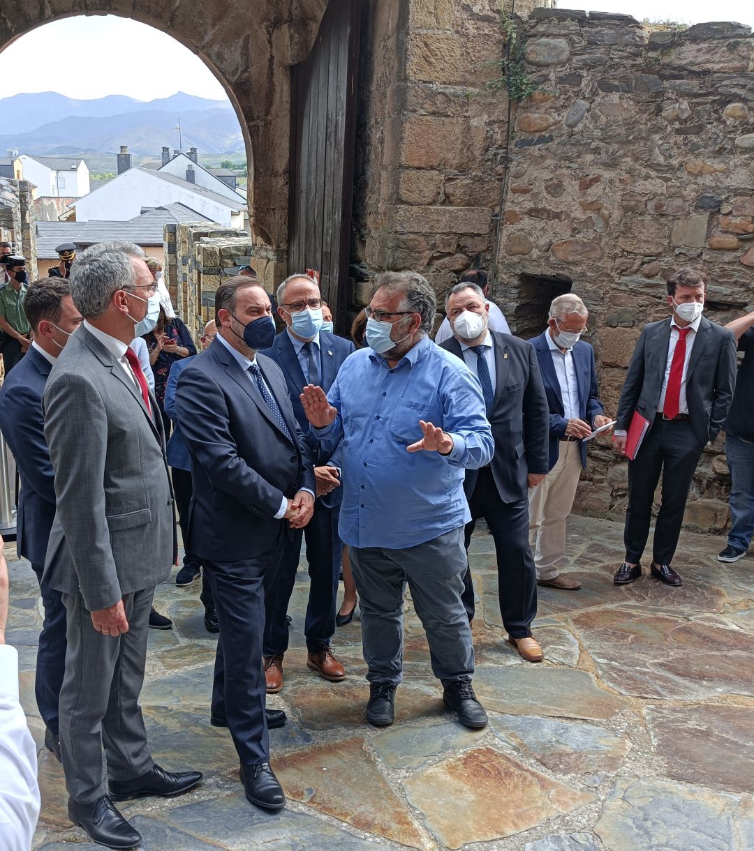 El ministro de Transporte, José Luis Ábalos recibe indicaciones sobre el castillo de los Templario del arquitecto Fernando Cobo El ministro de Transporte, José Luis Ábalos recibe indicaciones sobre el castillo de los Templario del arquitecto Fernando Cobo