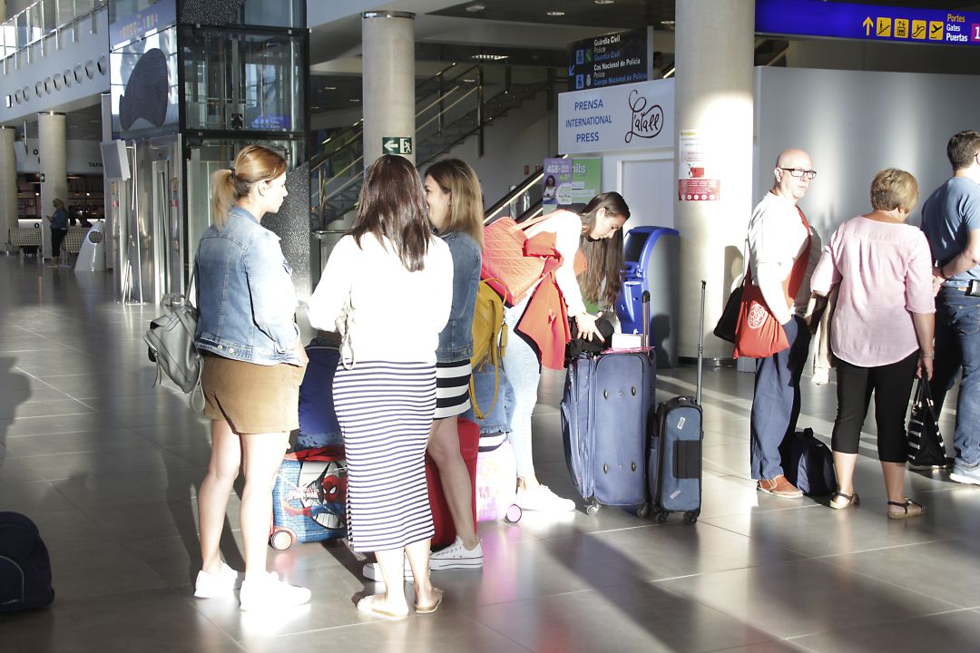 Pasajeros en el aeropuerto de Castellón. Imagen de archivo Pasajeros en el aeropuerto de Castellón. Imagen de archivo