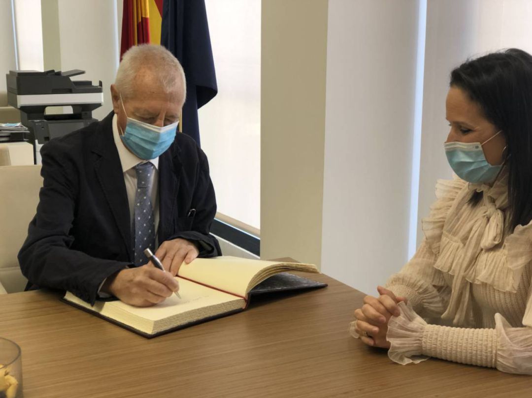 Firma de Tomás Llorens en el libro de autoridades del Ayuntamiento de Almassora el pasado mes de octubre Firma de Tomás Llorens en el libro de autoridades del Ayuntamiento de Almassora el pasado mes de octubre