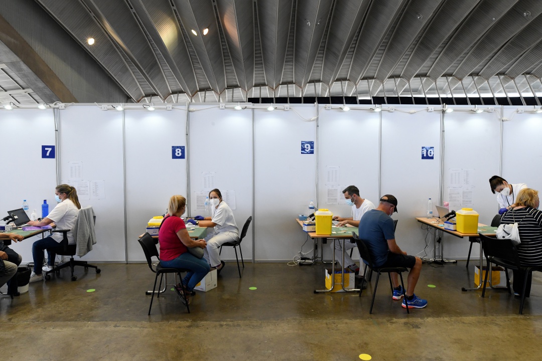 El proceso de vacunación masiva en uno de los centros habilitados por el Gobierno de Canarias El proceso de vacunación masiva en uno de los centros habilitados por el Gobierno de Canarias