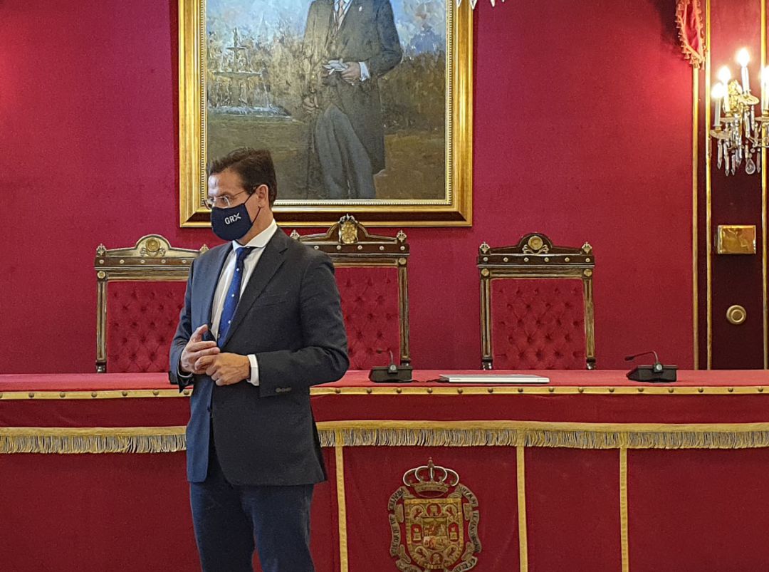 Salvador, en el Salón de Plenos del Ayuntamiento de Granada, en una imagen anterior Salvador, en el Salón de Plenos del Ayuntamiento de Granada, en una imagen anterior
