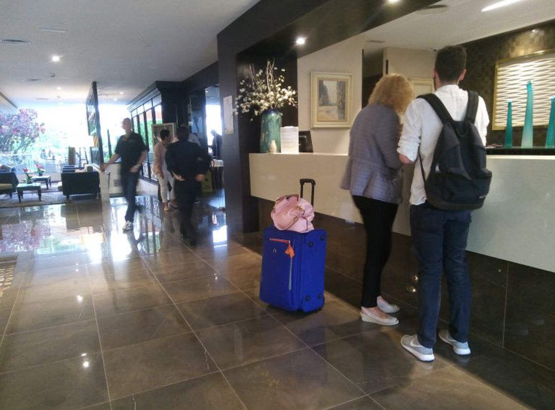 Turistas en un hotel Turistas en un hotel