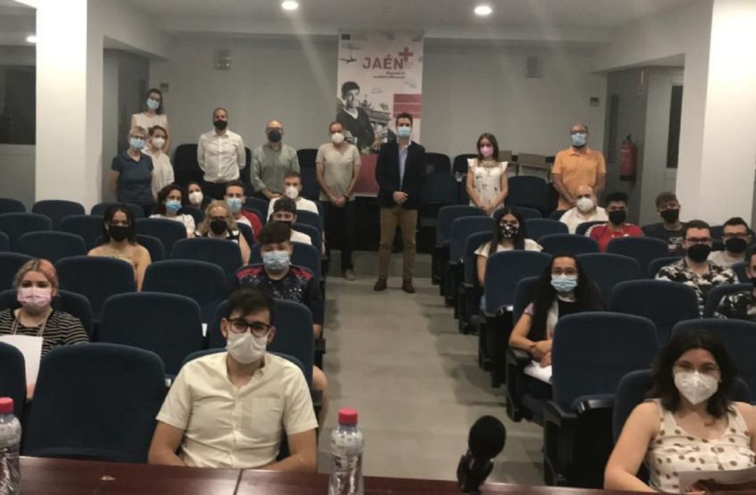 Algunos de los alumnos que se aprovecharán de este programa se reunían con miembros de la Diputación Provincial de Jaén Algunos de los alumnos que se aprovecharán de este programa se reunían con miembros de la Diputación Provincial de Jaén