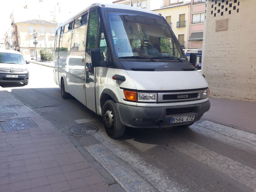 Autobús Urbano Municipal circulando por las calles de Jódar Autobús Urbano Municipal circulando por las calles de Jódar