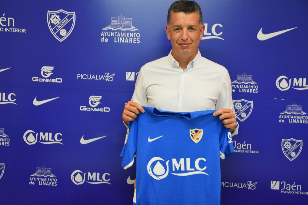 Alejandro Sandroni, nuevo entrenador del Linares Deportivo. Alejandro Sandroni, nuevo entrenador del Linares Deportivo.