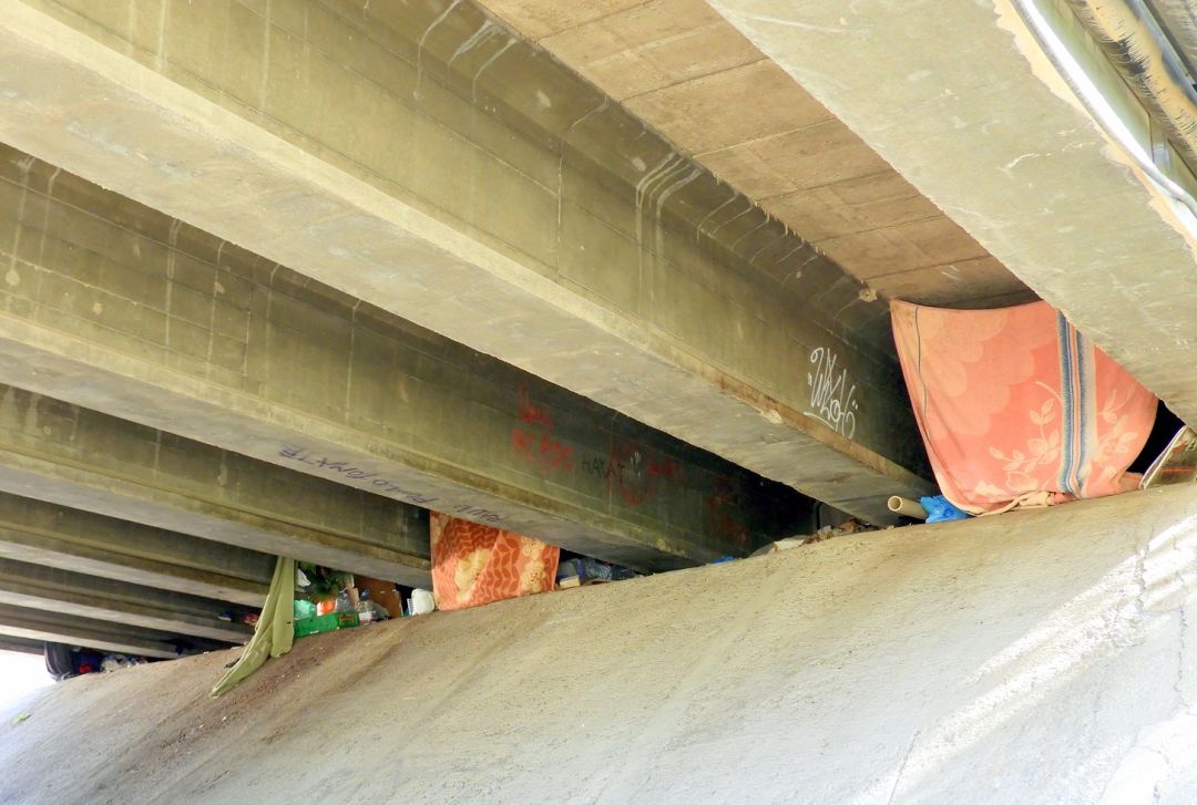 Vecinos de San Cristóbal denuncian pequeñas chabolas bajo el puente Juan Carlos I. Vecinos de San Cristóbal denuncian pequeñas chabolas bajo el puente Juan Carlos I.