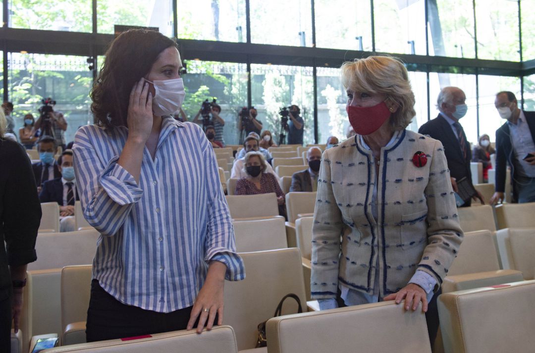 La presidenta en funciones de la Comunidad de Madrid, Isabel Díaz Ayuso (i), conversa con la que fuera ministra de Educación y Cultura, presidenta del Senado y de la Comunidad de Madrid, Esperanza Aguirre, en la presentación del libro 'Libertad o Igualdad' de Daniel Lacalle. La presidenta en funciones de la Comunidad de Madrid, Isabel Díaz Ayuso (i), conversa con la que fuera ministra de Educación y Cultura, presidenta del Senado y de la Comunidad de Madrid, Esperanza Aguirre, en la presentación del libro 'Libertad o Igualdad' de Daniel Lacalle.