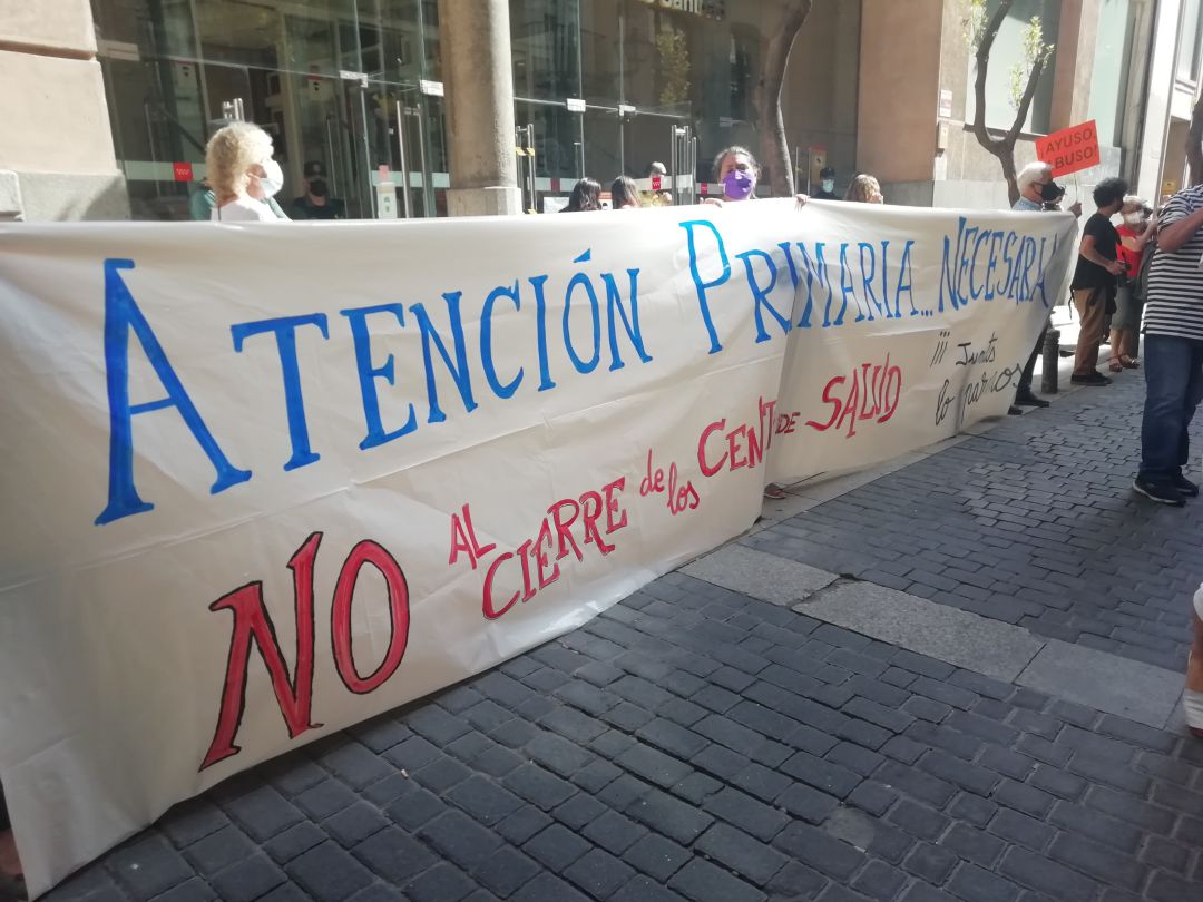 Sanitarios y usuarios en una concentración frente a la Consejería de Sanidad contra el cierre de centros de salud en verano. Sanitarios y usuarios en una concentración frente a la Consejería de Sanidad contra el cierre de centros de salud en verano.