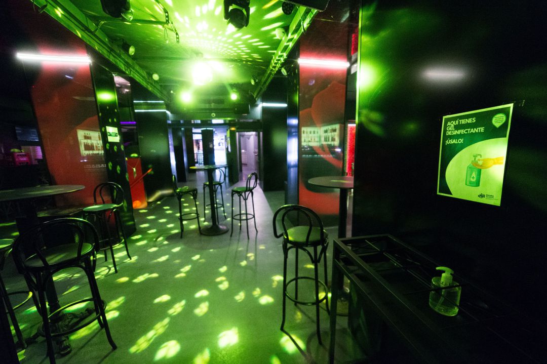 Sillas en la pista de baile de una discoteca Sillas en la pista de baile de una discoteca