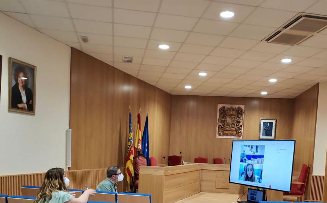 Imatge de la reunió entre la Regidoria de Festes i Isaura Navarro Imatge de la reunió entre la Regidoria de Festes i Isaura Navarro