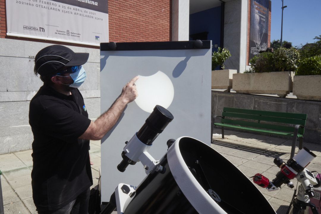 Una proyección muestra el eclipse solar de este jueves, en la explanada del Planetario de Pamplona, a 10 de junio de 2021, en Pamplona Una proyección muestra el eclipse solar de este jueves, en la explanada del Planetario de Pamplona, a 10 de junio de 2021, en Pamplona