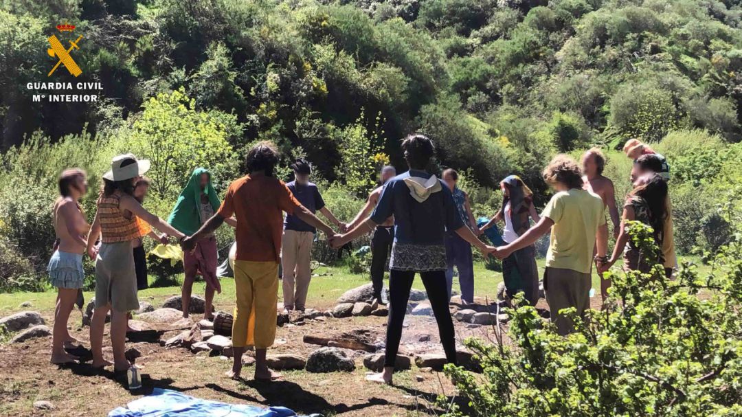 La Guardia Civil impone 76 denuncias a la Familia Arcoiris. La Guardia Civil impone 76 denuncias a la Familia Arcoiris.
