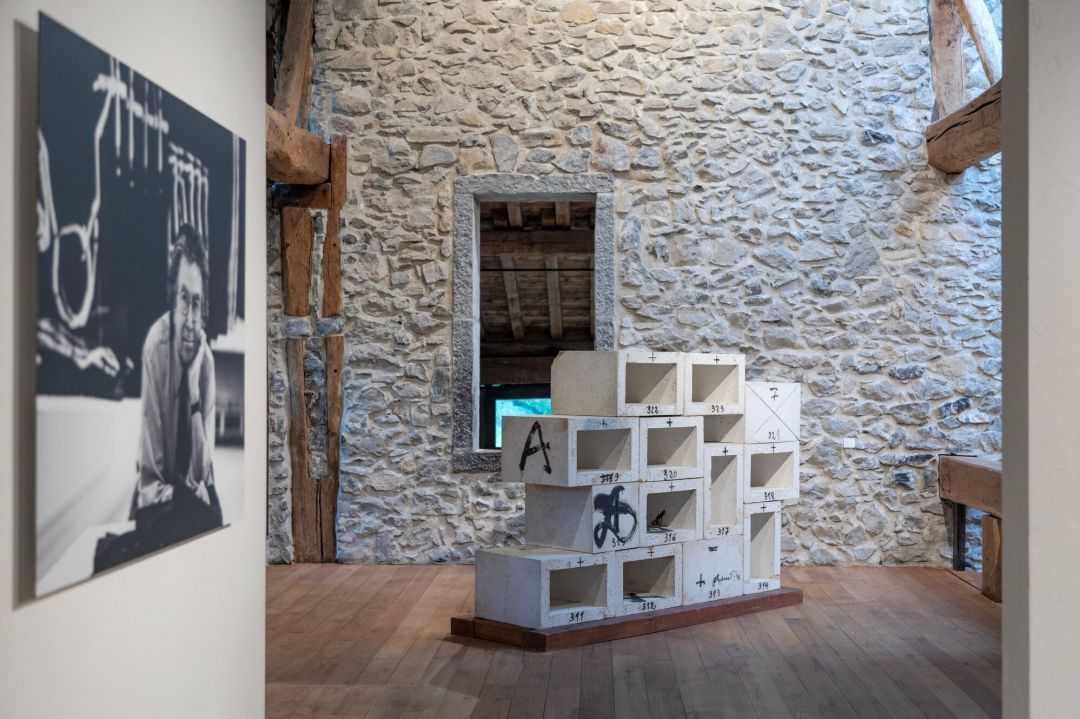 La obra de Tàpies visita la casa de su gran amigo Eduardo Chillida. La obra de Tàpies visita la casa de su gran amigo Eduardo Chillida.