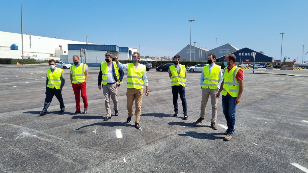 El presidente de la Autoridad portuaria Francisco Martín visitando el nuevo aparcamiento. El presidente de la Autoridad portuaria Francisco Martín visitando el nuevo aparcamiento.