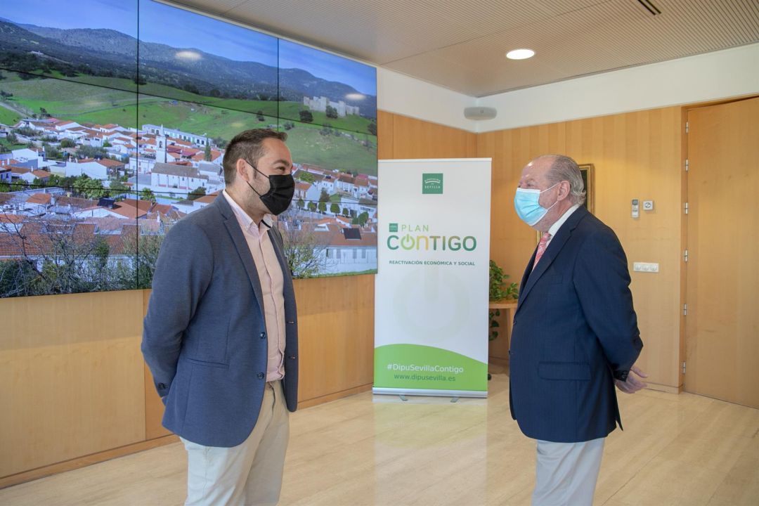 El presidente de la Diputación de Sevilla, Fernando Rodríguez Villalobos, en su encuentro con el alcalde de El Real de la Jara, José Manuel Trejo El presidente de la Diputación de Sevilla, Fernando Rodríguez Villalobos, en su encuentro con el alcalde de El Real de la Jara, José Manuel Trejo
