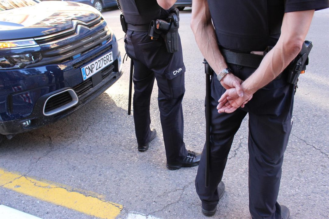 Dos agentes de policía en imagen de archivo - CNP Dos agentes de policía en imagen de archivo - CNP