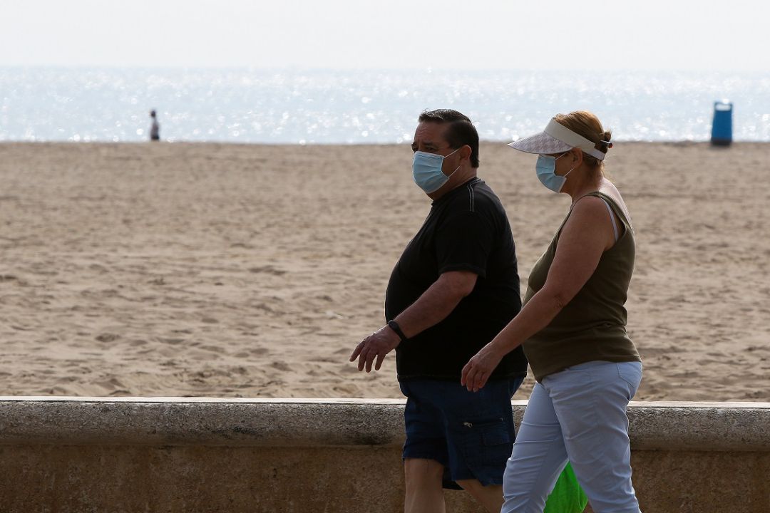 Ciudadanos paseando por el paseo marítimo de La Malvarrossa en València Ciudadanos paseando por el paseo marítimo de La Malvarrossa en València