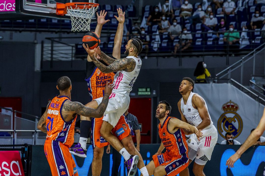 El alero sueco del Real Madrid Jeffery Taylor (c) intenta anotar ante varios rivalles del Valencia Basket El alero sueco del Real Madrid Jeffery Taylor (c) intenta anotar ante varios rivalles del Valencia Basket
